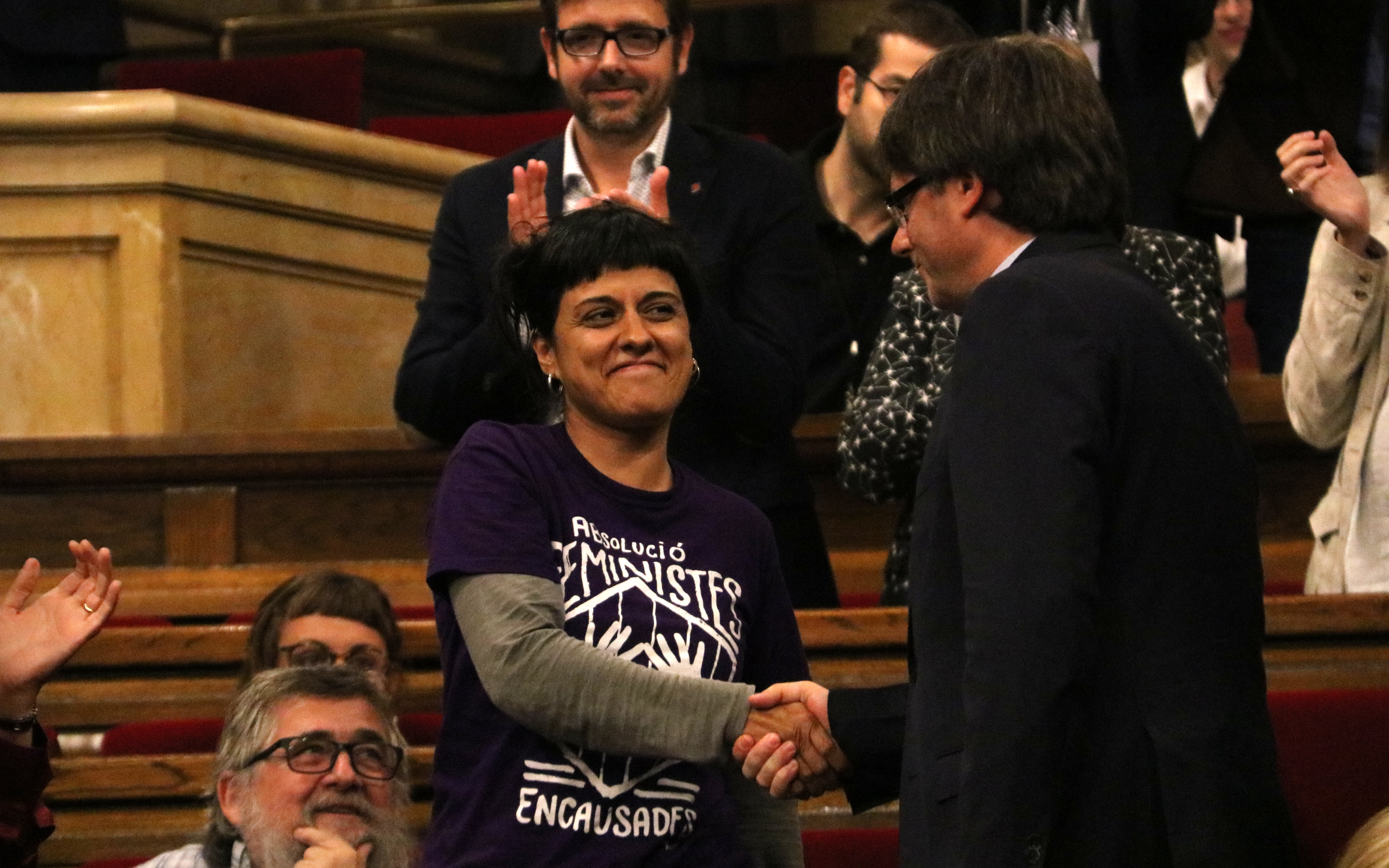 Catalan President, Carles Puigdemont, shaking hands with CUP's MP, Anna Gabriel, after passing the vote of confidene (by ACN)