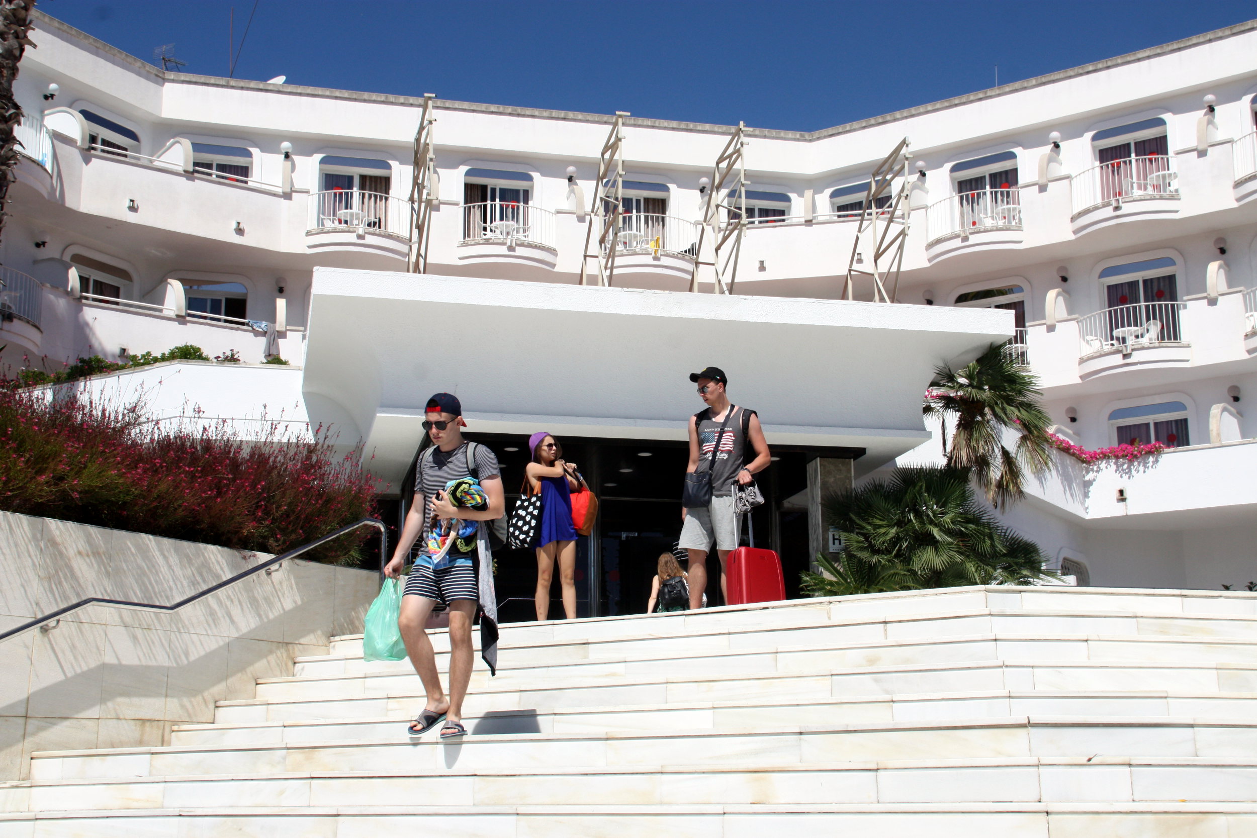 Tourists leaving their hotel in Lloret de Mar, in Girona's region (by ACN)