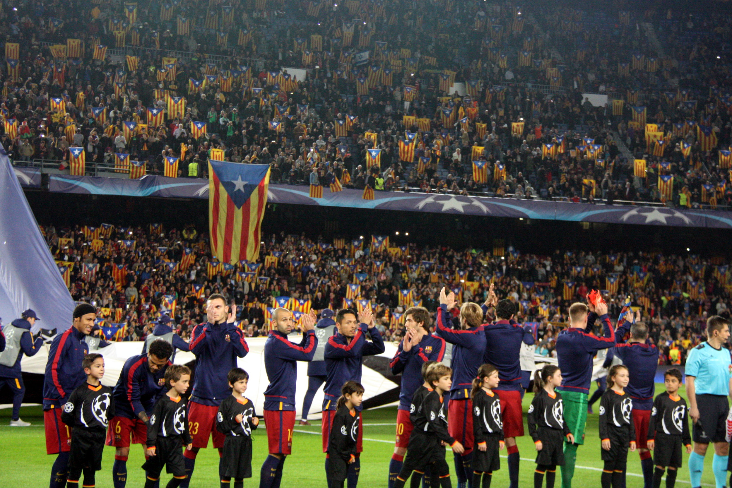 FC Barcelona players applauding the massive display of pro-independence flags at Camp Nou stadium, in November 2015 (by ACN) 