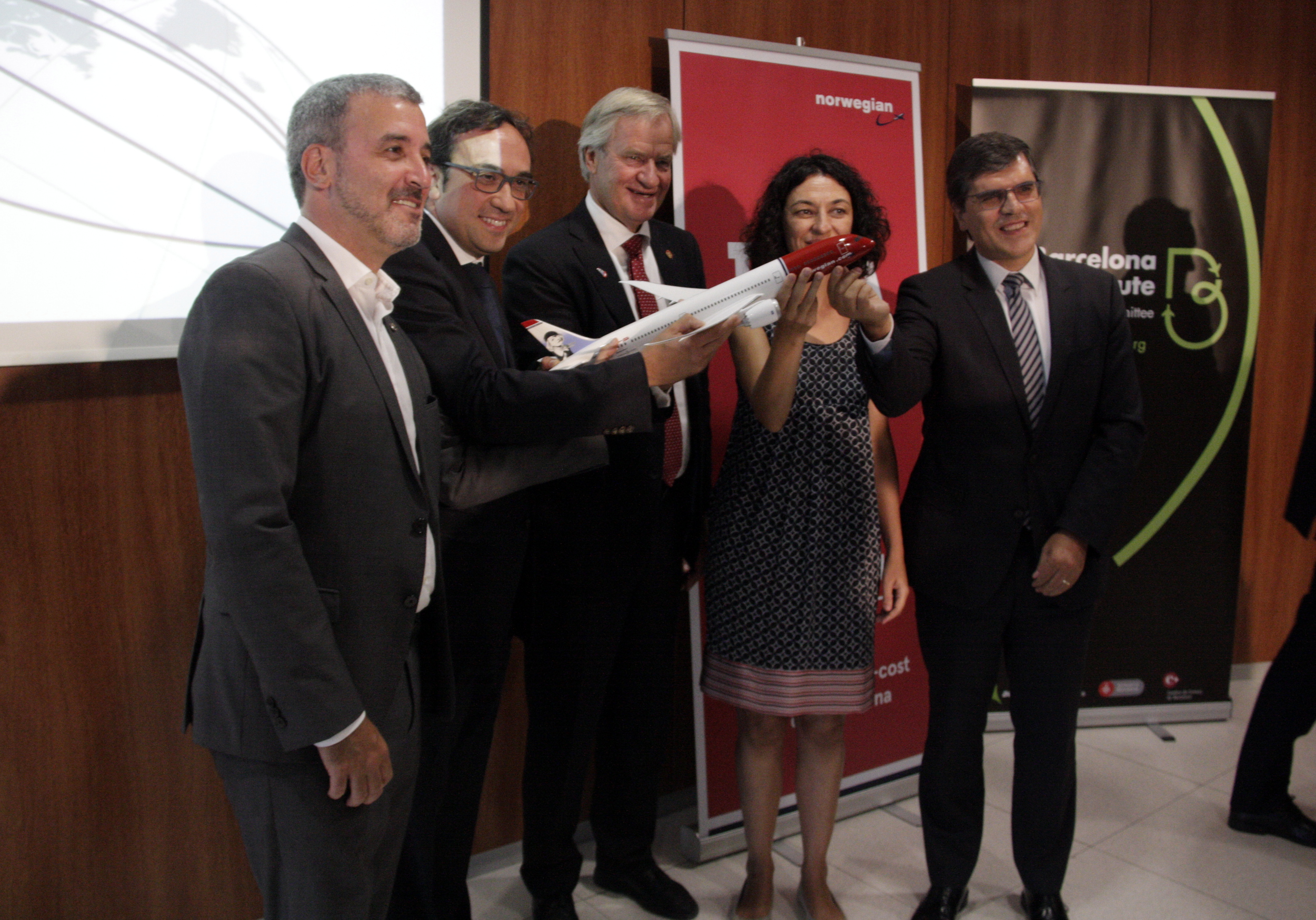 Norwegian's CEO, Bjorn Kjos, together with Catalan Minister for Territory and Sustainability, Josep Rull, Barcelona's Deputy Mayor, Jaume Collboni and El Prat Airport's Director, Sònia Corrochano (by ACN)