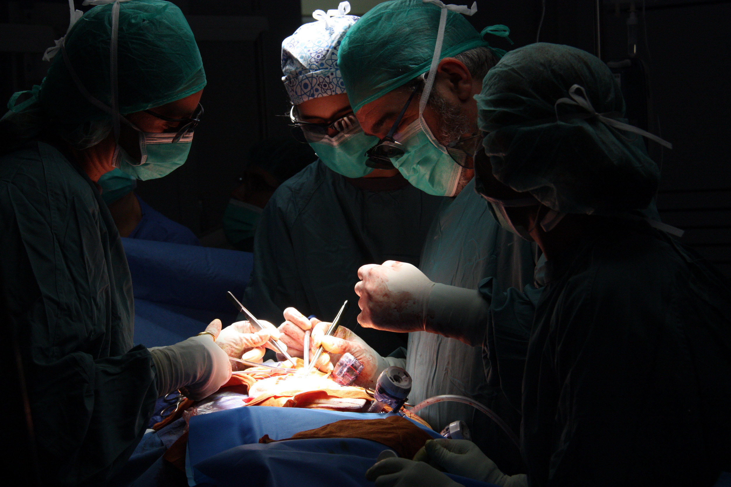 A medical team during surgery in Vall d'Hebron (by ACN)