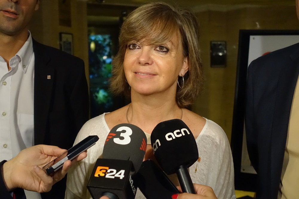 Catalan Minister for Public Administration, Meritxell Borràs, answering the media in London (by ACN)