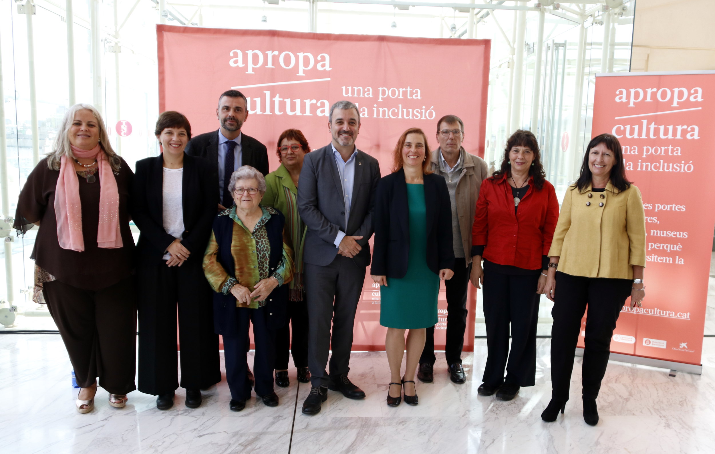 The director of ‘Apropa Cultura’, Sònia Gainza, surrounded by responsible authorities of the administrations and the amenities, and some users of the programme (by ACN)