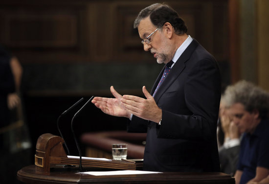 The current Spanish President, Mariano Rajoy, speaking from the podium of the Spanish Parliament during the last debate on investiture (by ACN)