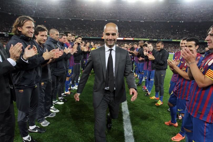 The players creating a guard of honour for Guardiola in his farewell game at Camp Nou (by FCB)