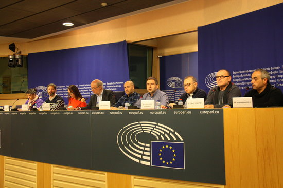 The rail national secretary of the union UGT-Catalunya, José Bravo, employees of Adif and ERC MEP Josep Maria Terricabras at the European Parliament in Brussels on the 29th of November (by ACN)