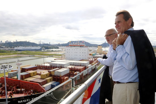 The Minister for Business and Knowledge, Jordi Baiget, and the president of the Port of Barcelona, Sixte Cambra, watching a ship passing through the Panama Canal (by ACN)