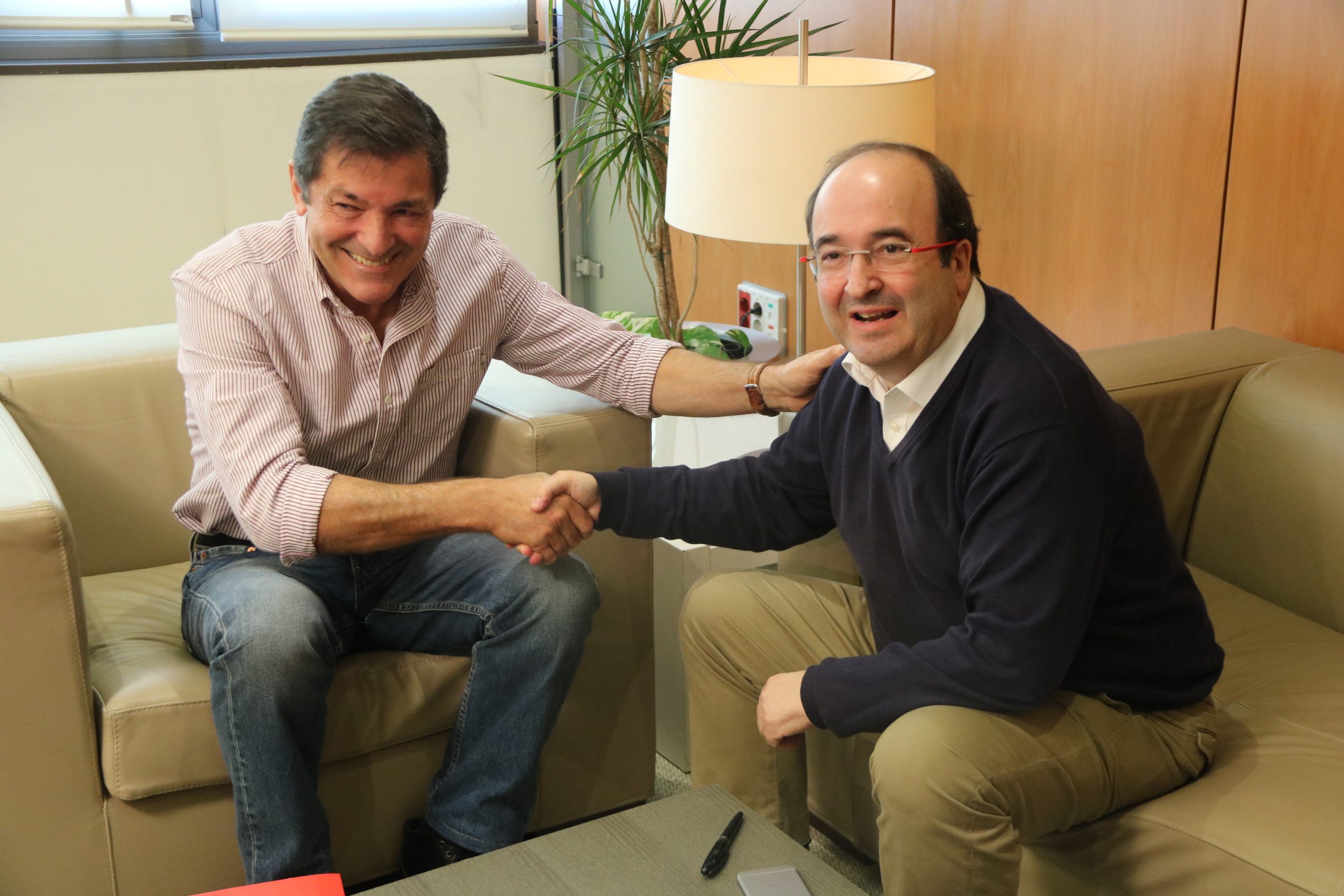 Javier Fernández, president of the PSOE's interim managing committee shaking hands with PSC's leader, Miquel Iceta (by ACN)