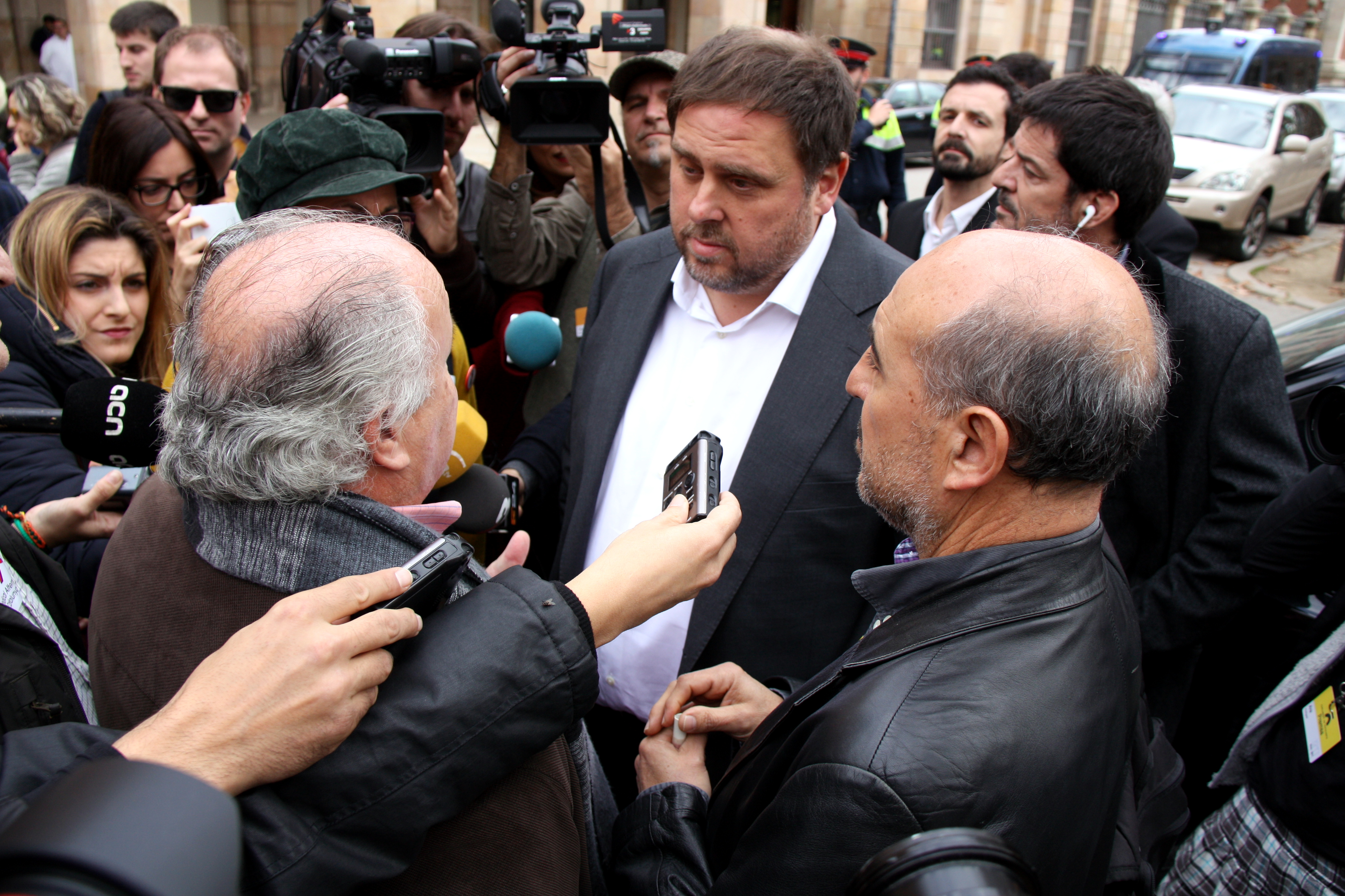 Catalan Vice President and Minister for Economy, Oriol Junqueras surrounded by journalists (by ACN)