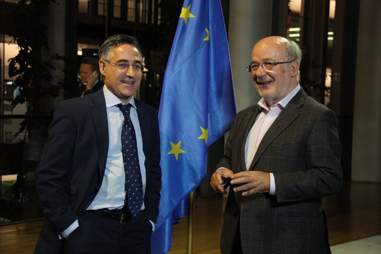 Catalan MEPs Josep Maria Terricabras and Ramon Tremosa talking in front of an EU flag in the European Parliament headquarters in Strasbourg (by ACN)