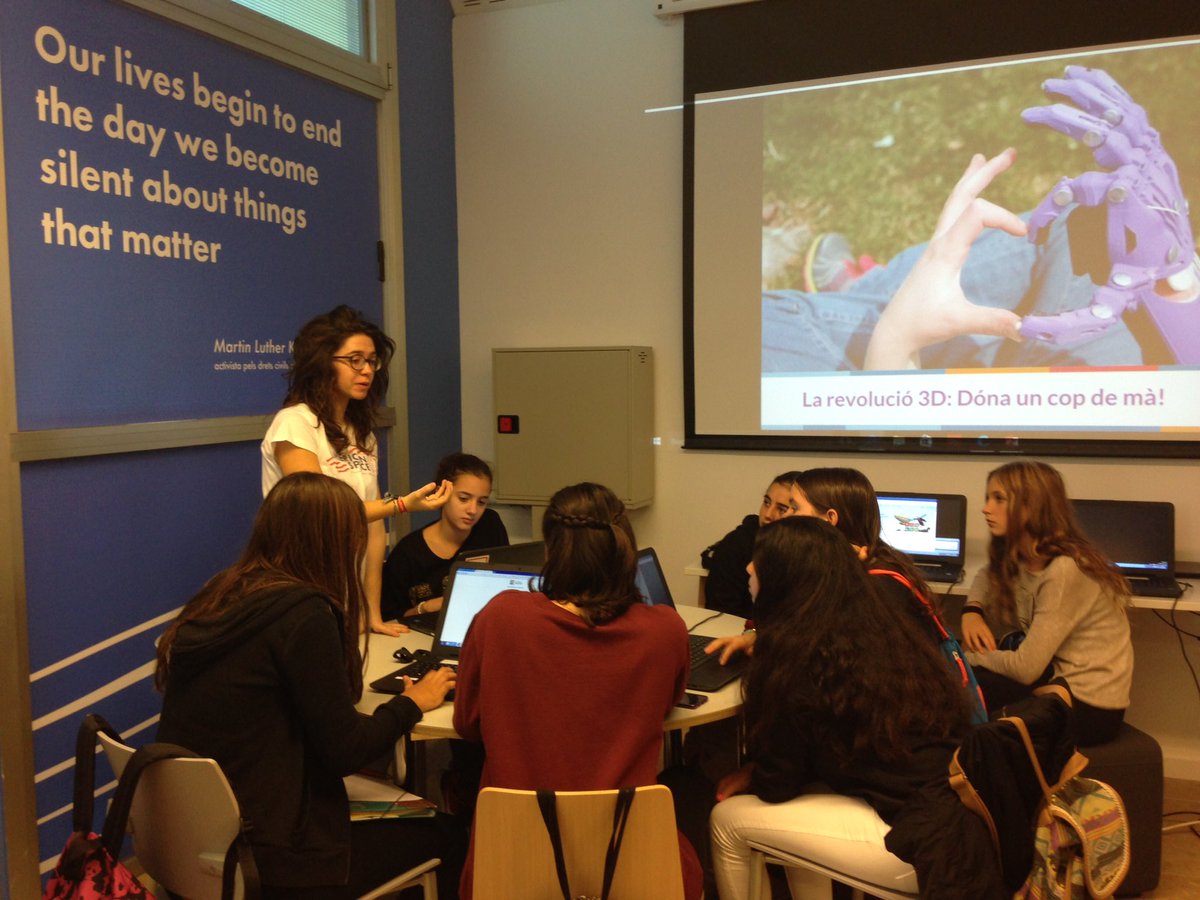 A group of teenagers in a workshop at the American Space Barcelona (by US Consulate General in Barcelona)
