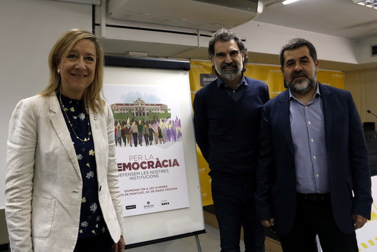 The President of AMI, Neus Lloveras; the President of Òmnium Cultural, Jordi Cuixart, and the President of the ANC, Jordi Sànchez, with the poster for 13-N demonstration (by ACN) 