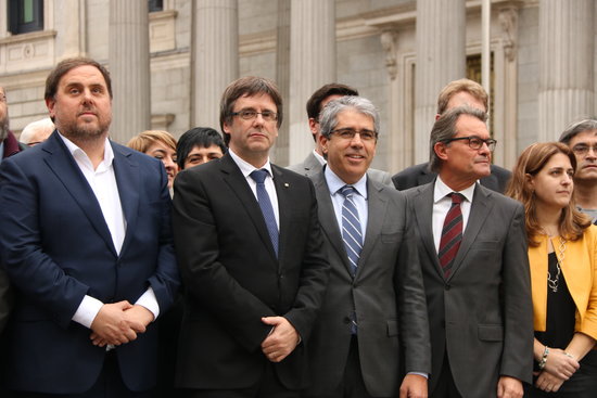 Catalan President, Carles Puigdemont, together with Catalan Vice-president, Oriol Junqueras and Former Catalan President, Artur Mas, backed the PDECAT spokesman in the Spanish Parliament, Francesc Homs, shortly before his suplication vote (by ACN)
