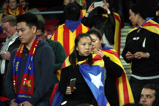 Asian tourists decked with 'Estelades' during Barça's Champions League match against Bate Borisov at the Camp Nou on the 4th of November 2015 (by ACN)