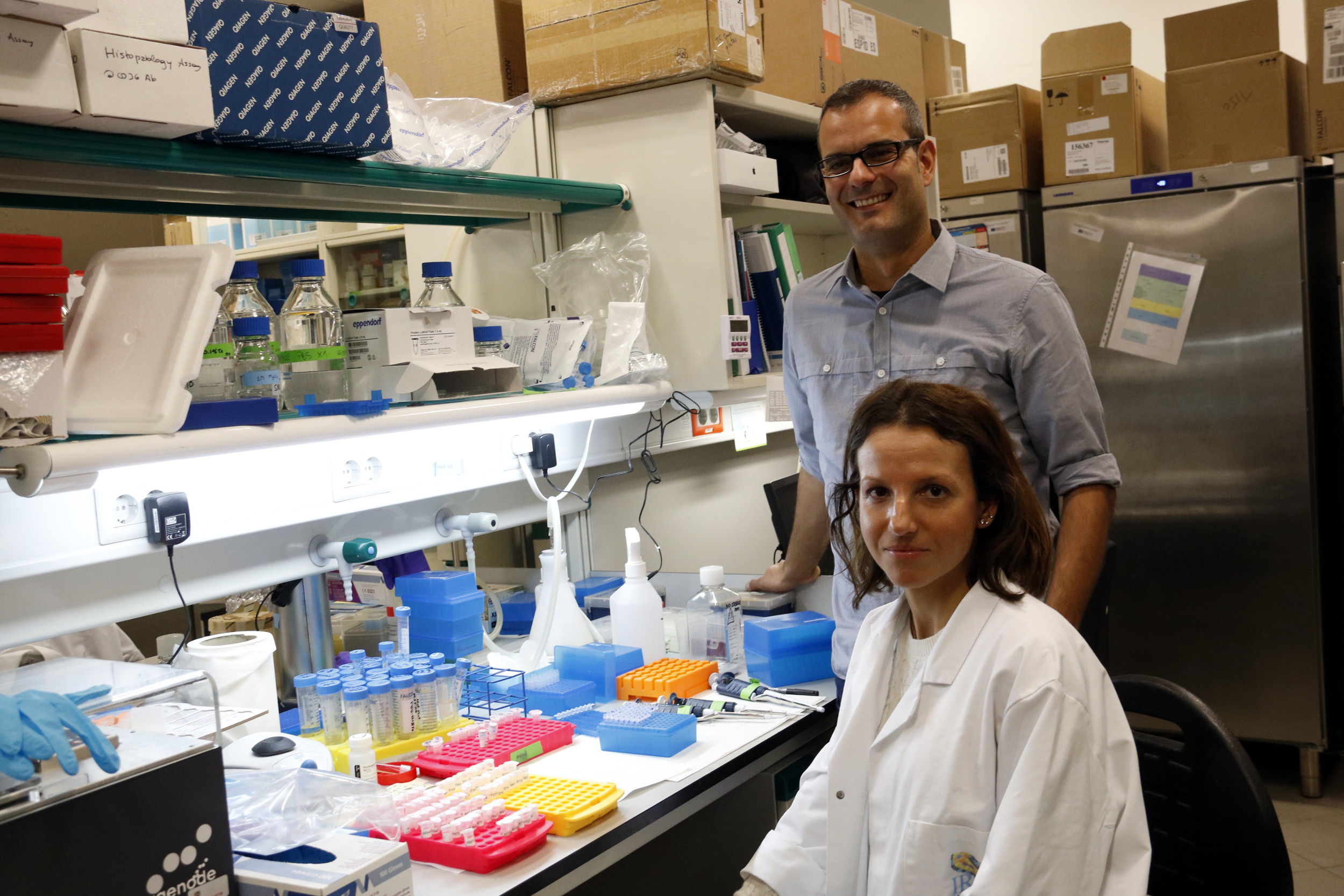 Leader of the IRB ‘Cancer and Stem cells’ team, Salvador Aznar Benitah and researcher Gloria Pascual, at their laboratory in Barcelona (by ACN)