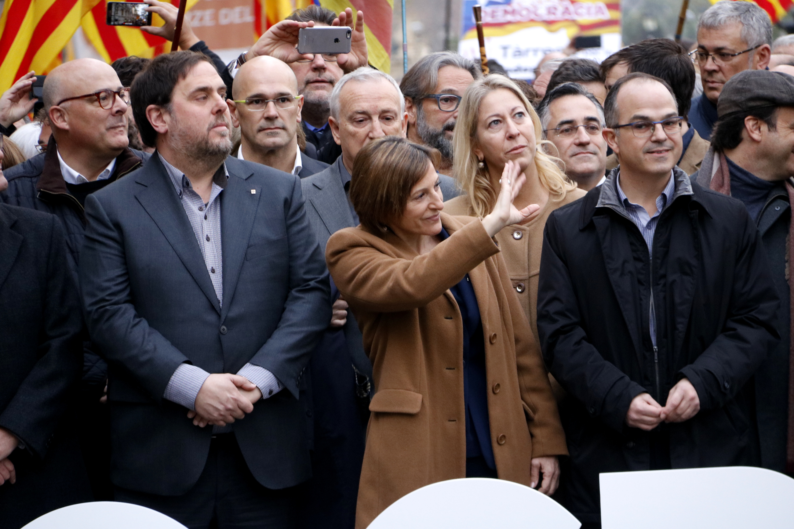 Parliament's President, Carme Forcadell, rallied around by the Catalan Government, politicians and civil society on her arrival at Barcelona's Courthouse (by ACN)