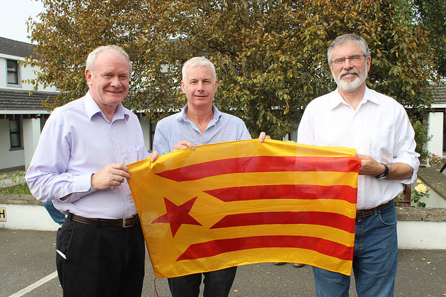 Deputy First Minister of Northern Ireland, Martin McGuinness, Sinn Féin's TD Seán Crowe and the party leader Gerry Adams holding a Catalan pro-independence flag (by @sinnfeinireland)
