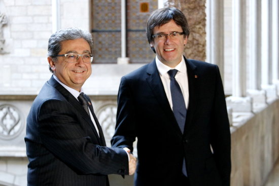 The delegate of the Spanish Government in Catalonia, Enric Millo, greets the Catalan President, Carles Puigdemont, before their first meeting on the 2nd of December 2016 (by ACN)