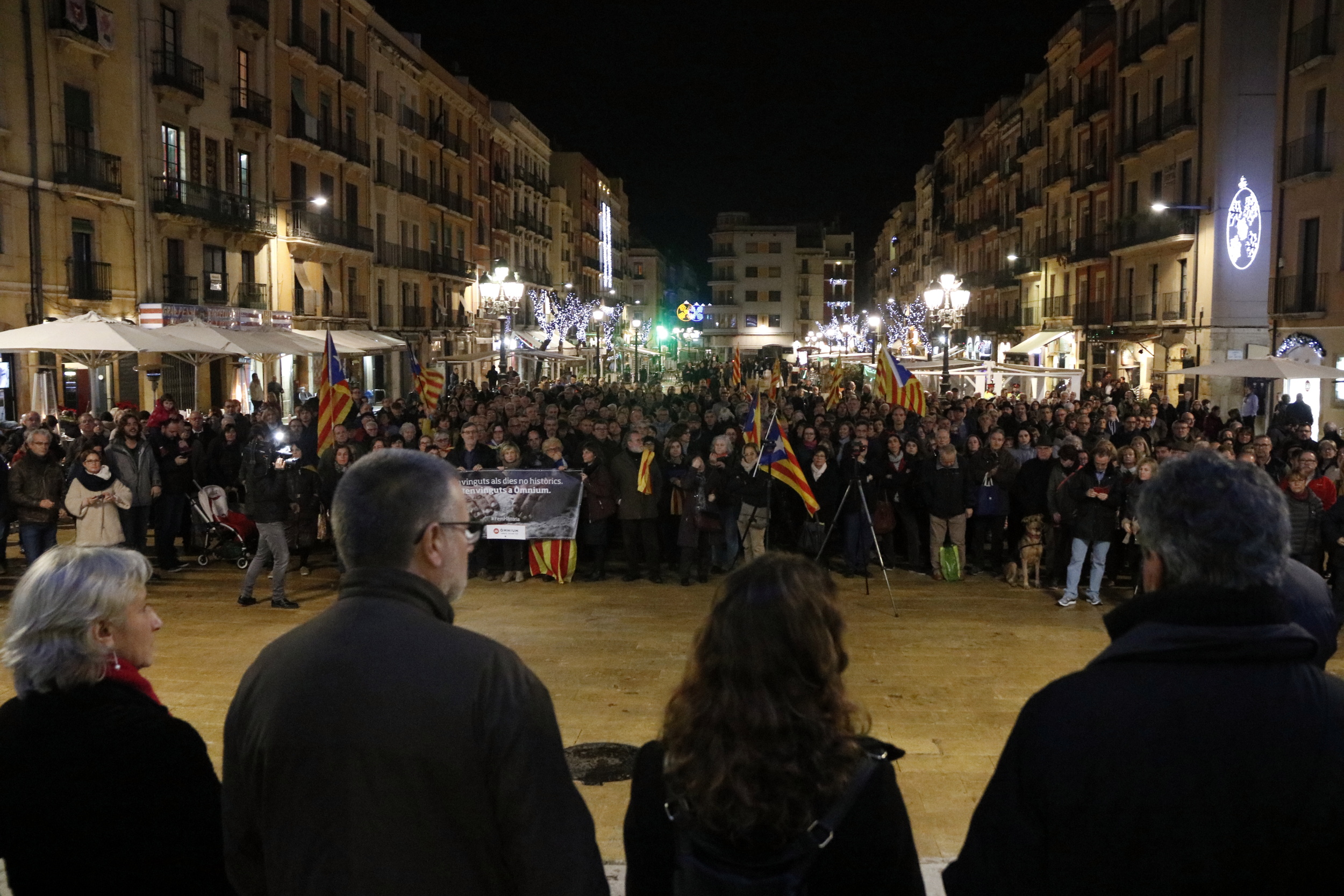 Hundreds of people gathered together in Tarragona to protest against Forcadell's prosecution (by ACN)