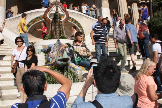  Monumental Zone with the famous Park Güell dragon full of tourists (by ACN)