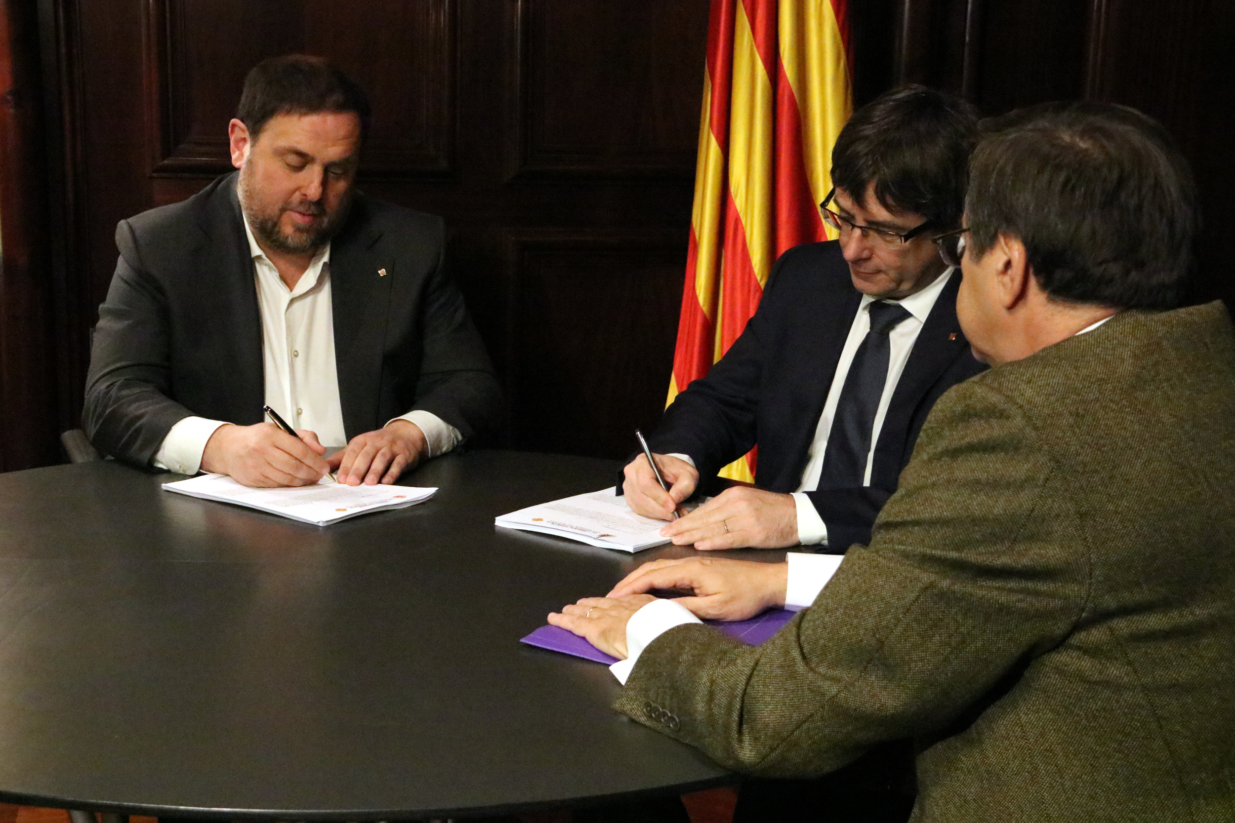 Catalan President, Carles Puigdemont and Catalan Vice President, Oriol Junqueras, signing the TC's notice which suspends the Government's plan to call a referendum in September 2017 (by ACN)