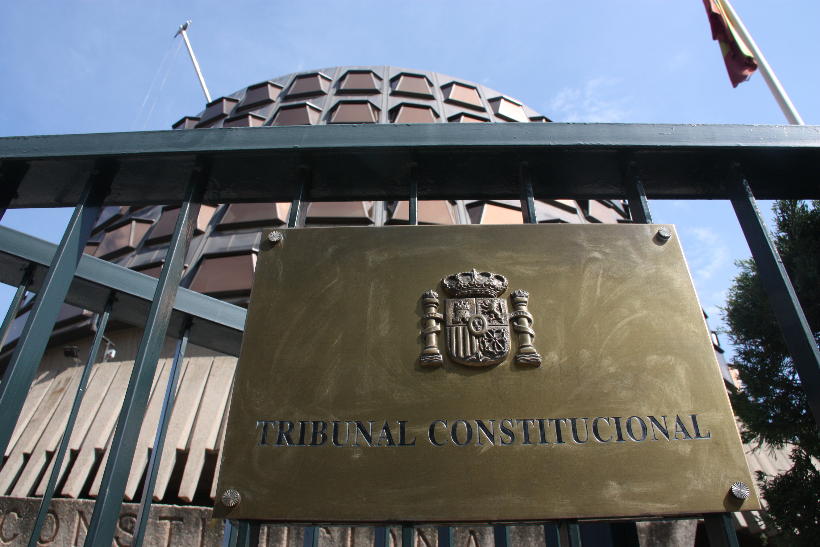 Plate of the Spanish Constitutional Court's building, in Madrid (by ACN)
