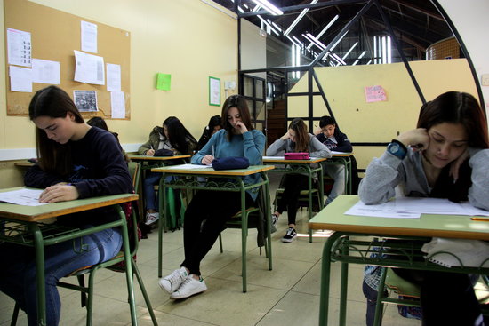 Students of the High School Lluís Vives in Barcelona doing a test (by ACN)