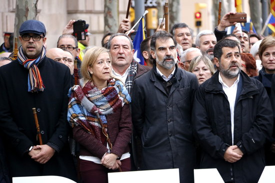 The presidents of the ACM, Miquel Buch; the AMI, Neus Lloveras; Òmnium Cultural, Jordi Cuixart; and the ANC, Jordi Sànchez, accompanying Carme Forcadell to Court (by ACN)