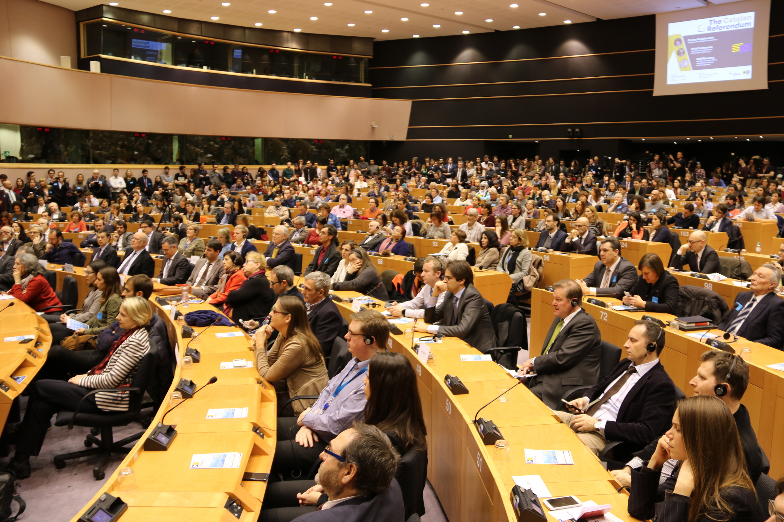 A packed room listens to President Carles Puigdemont in the European Parliament (by ACN)