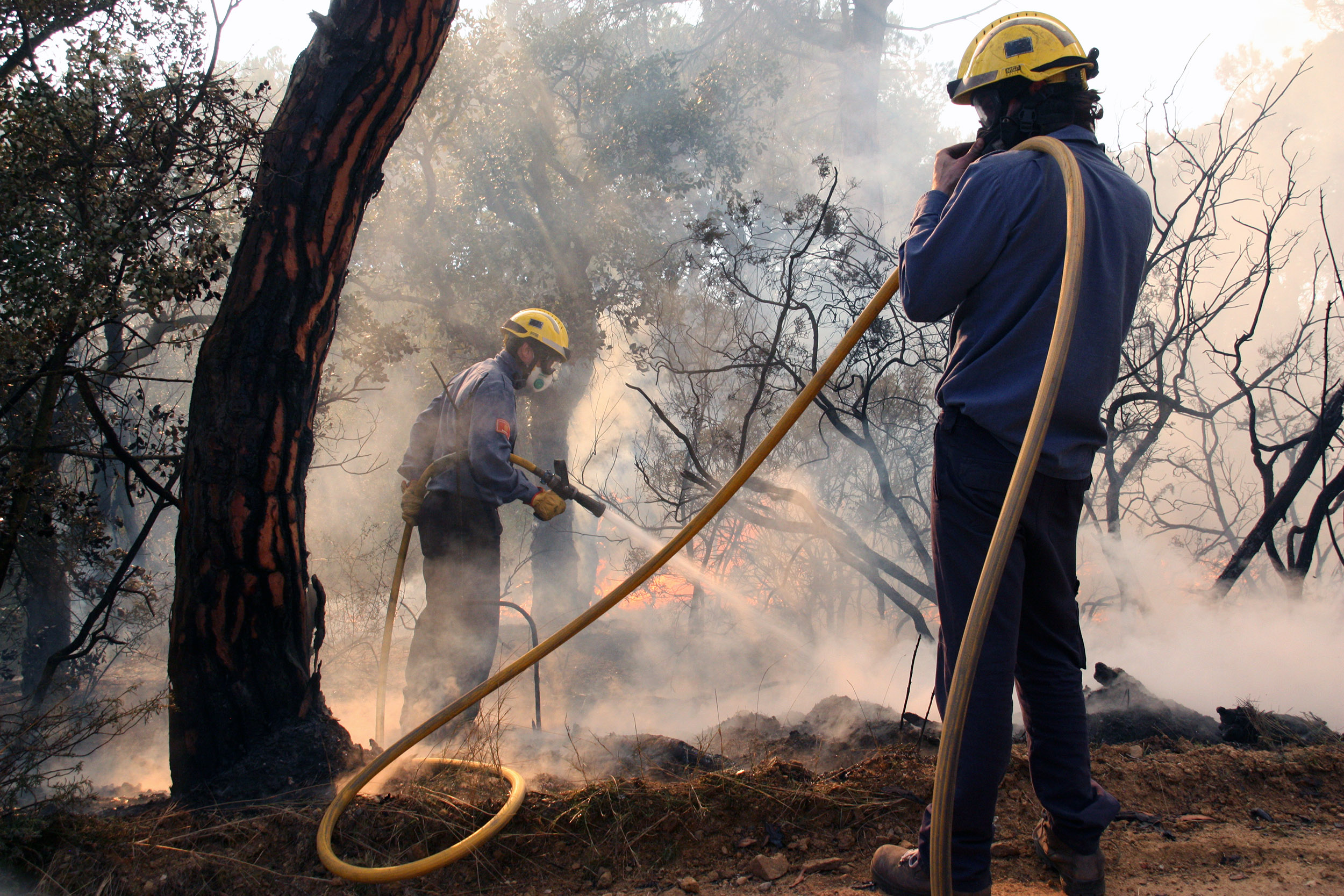 Two firefighters during a wildfire in Catalonia (by ACN)
