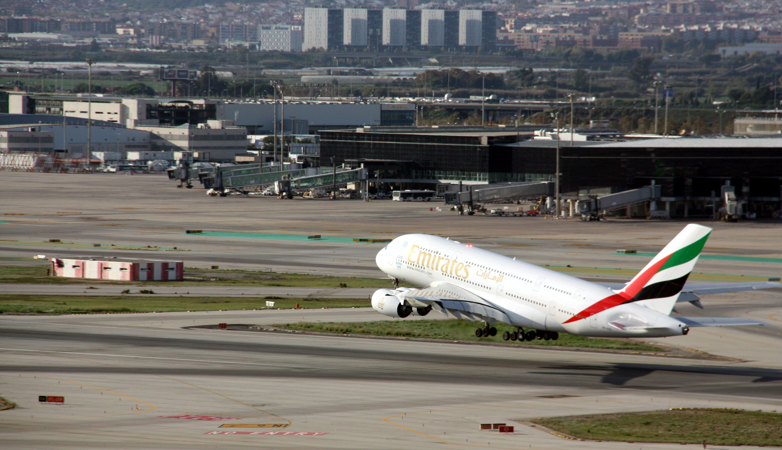 Airbus A380 about to take off at Barcelona's El Prat airport (by ACN)