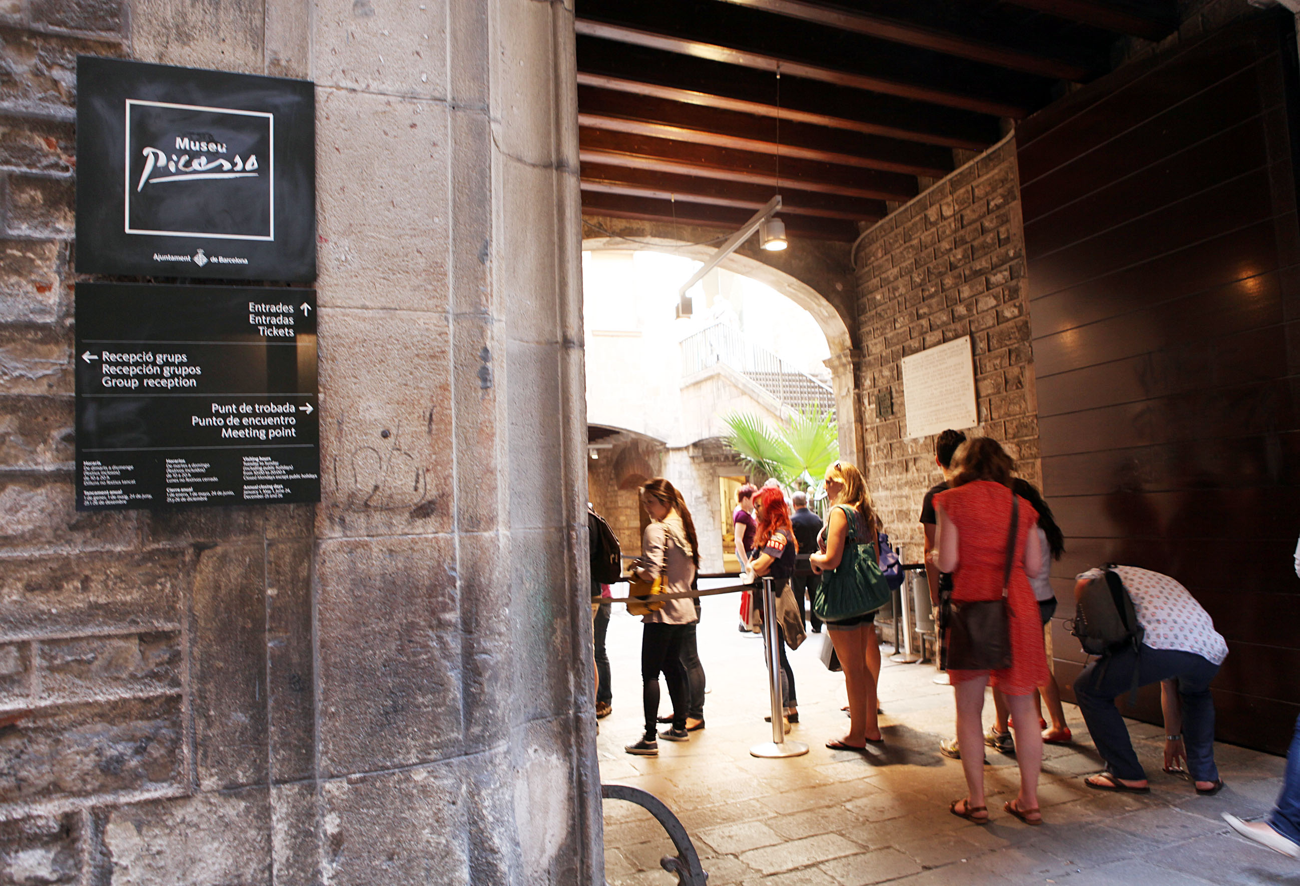 Visitors queuing at Picasso Museum's main entrance (by ACN)