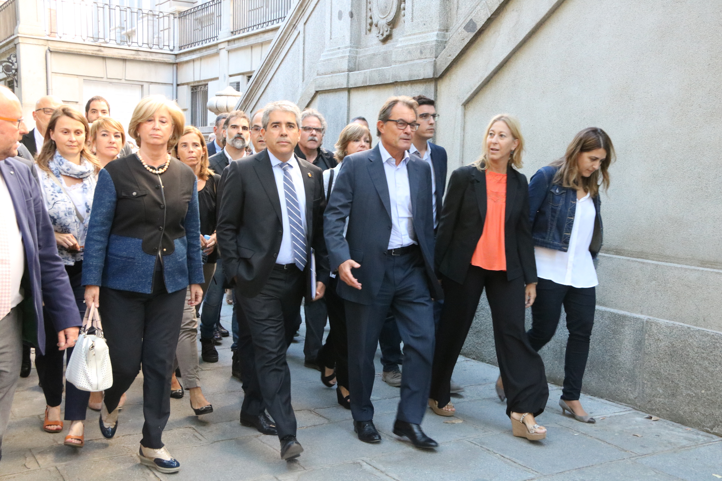 Former Catalan President, Artur Mas, together with Catalan Government's Spokeswoman, Neus Munté and other representatives joined Francesc Homs on his way to the Court, last September in Madrid (by ACN)