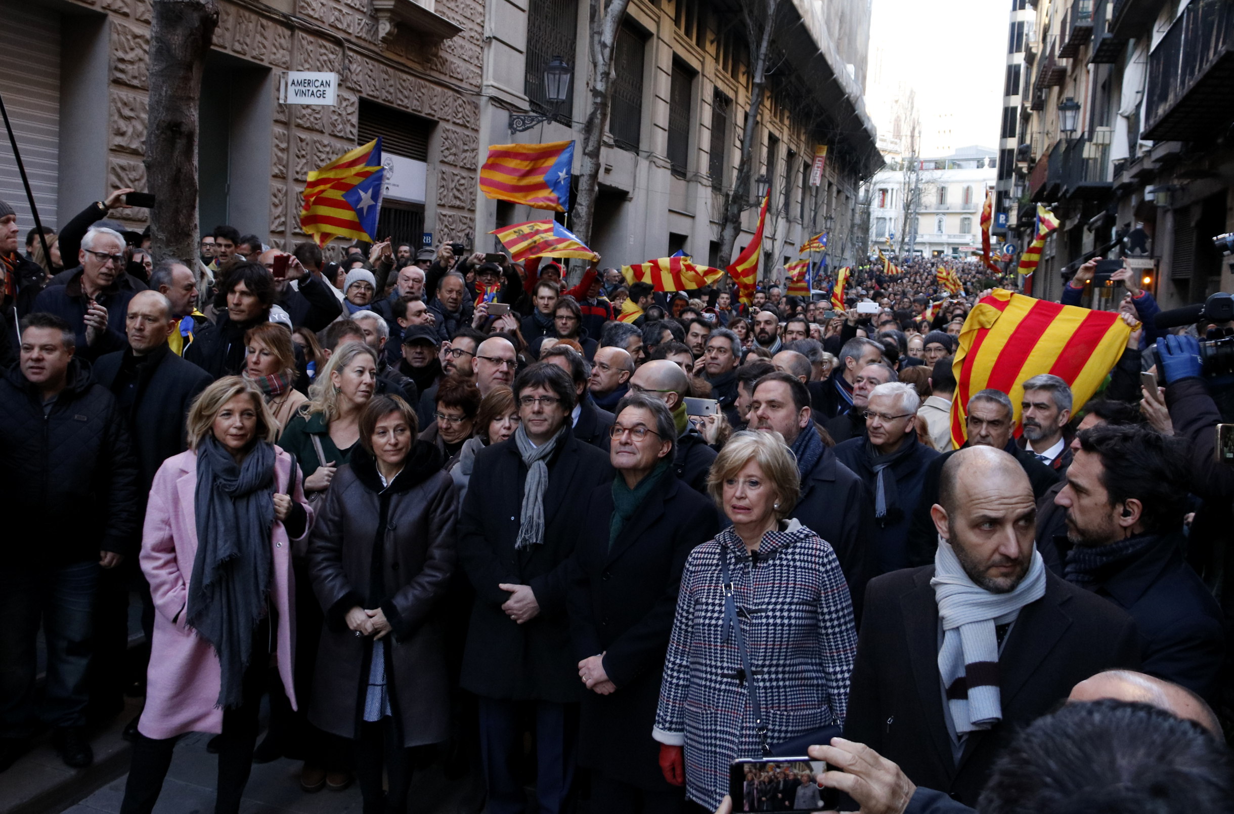 Former Catalan President, Artur Mas, former Catalan vice-president, Joana Ortega and former Catalan Minister for Education, Irene Rigau rallied around on their way to Barcelona's High Court to testify for the 9-N symbolic vote on independence (by ACN)