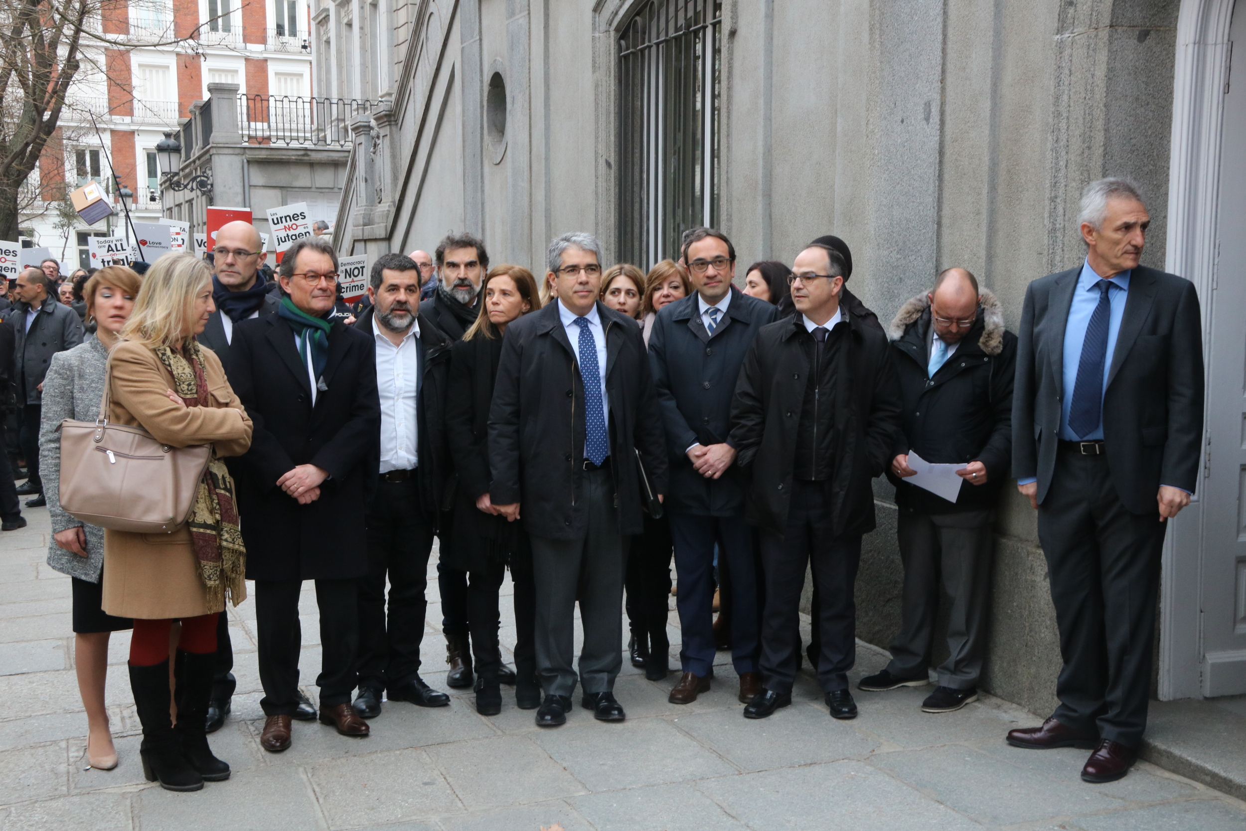 Former Catalan Government's spokesman and MP for the Catalan European Democratic Party (PDCeCAT) testifies before the Spanish Supreme Court rallied around by politicians and civil society representatives (by ACN)