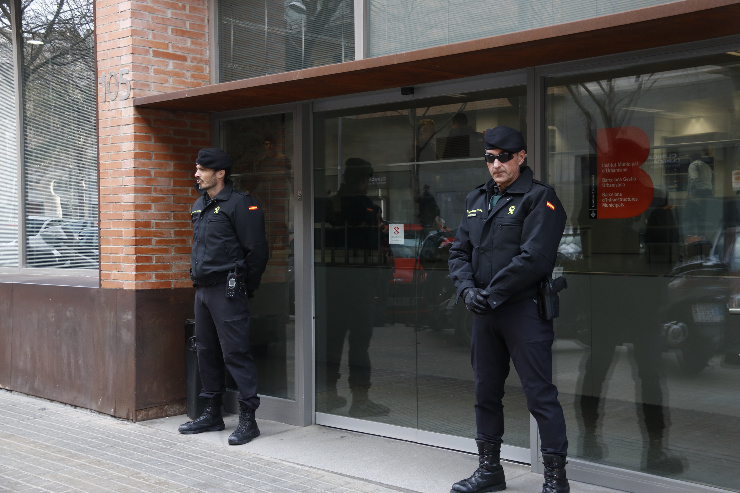 Two 'Guardia Civil' officers this morning at BIMSa headquarters, in Barcelona (by ACN)