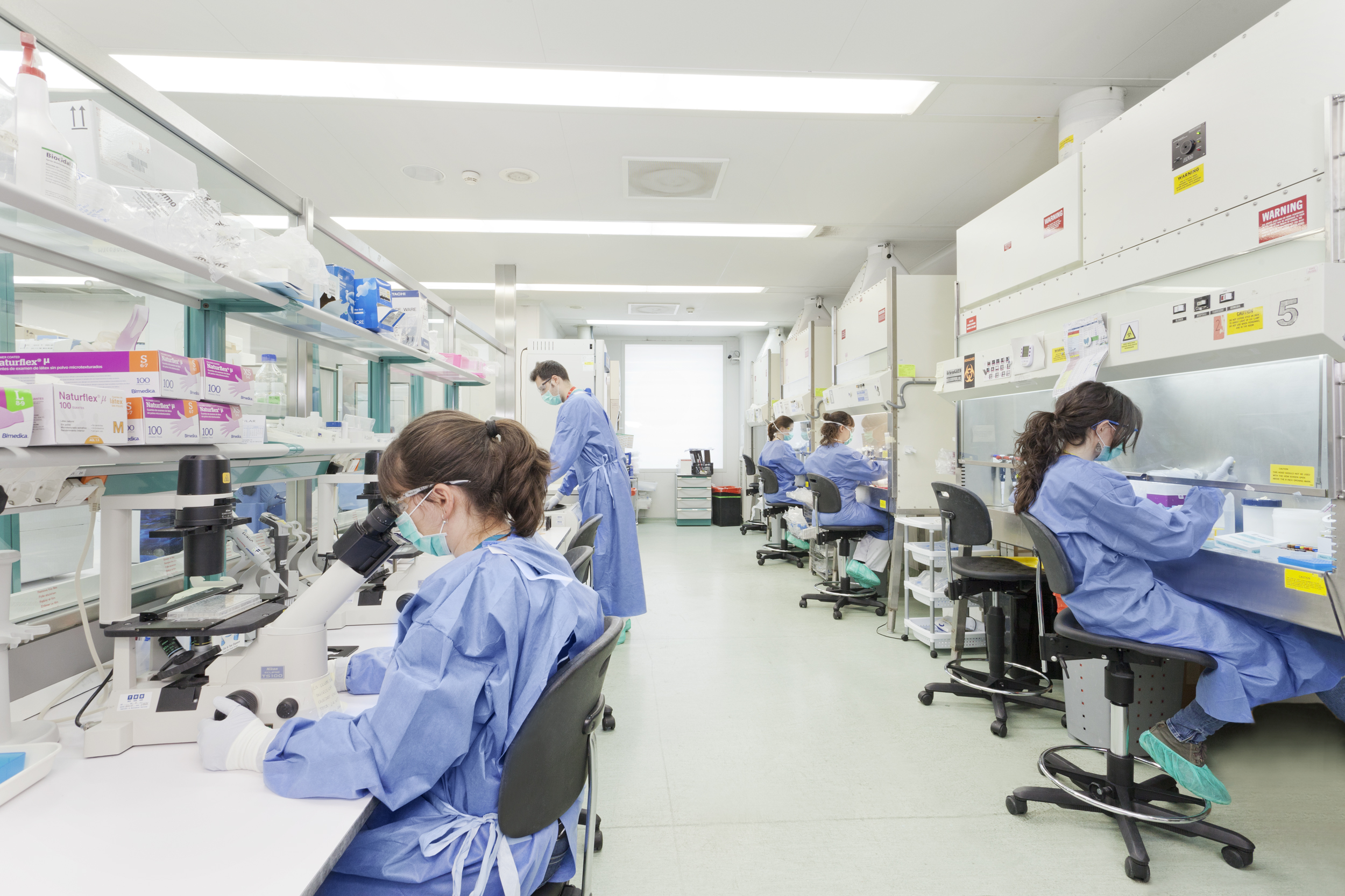 Researchers at IsriCaixa Lab (by ACN)