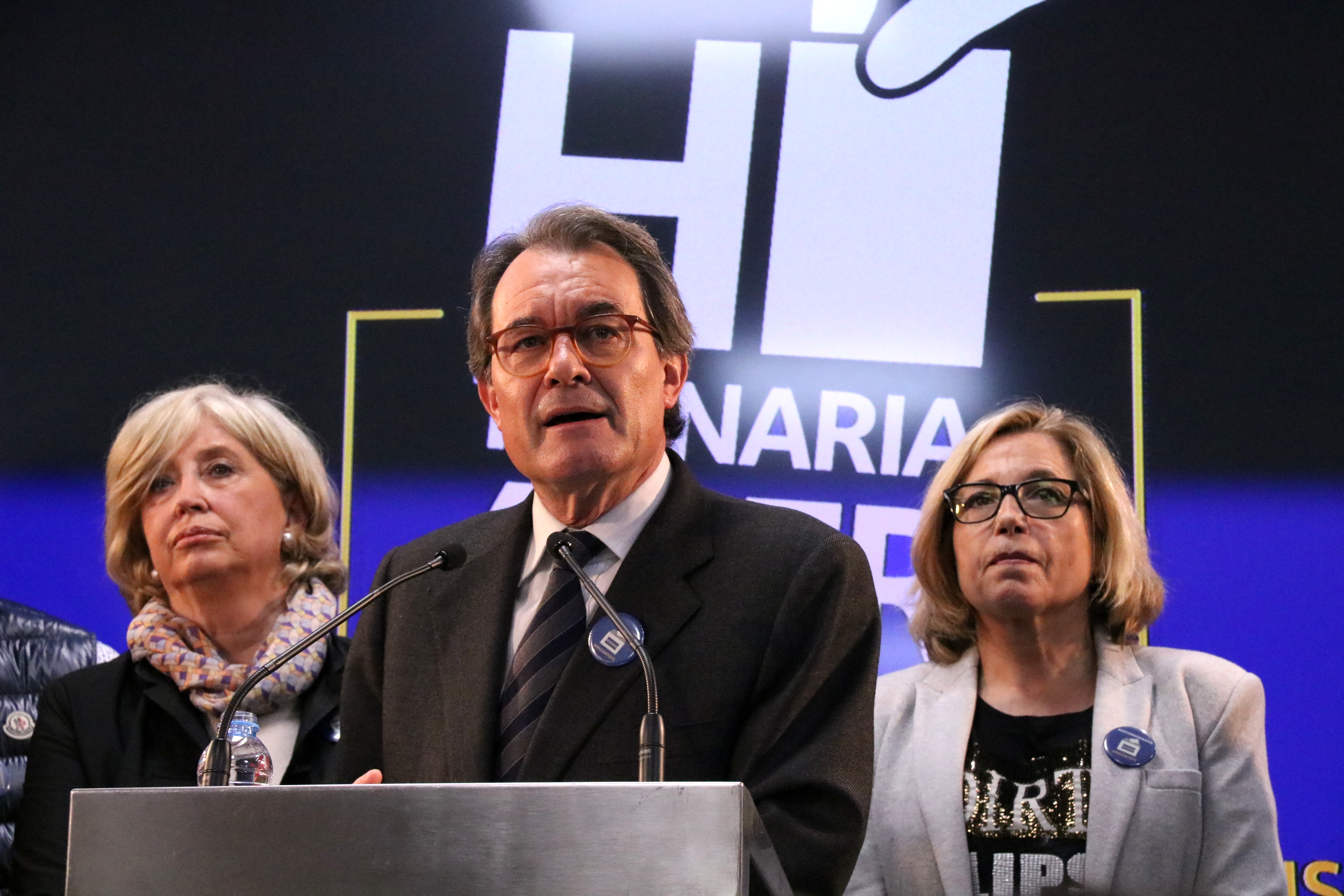 Former Catalan President, Artur Mas, together with former Vice President, Joana Ortega and former Catalan Minsiter for Education, Irene Rigau, addressing the press after the sentence over 9-N symbolic vote on independence (by ACN)