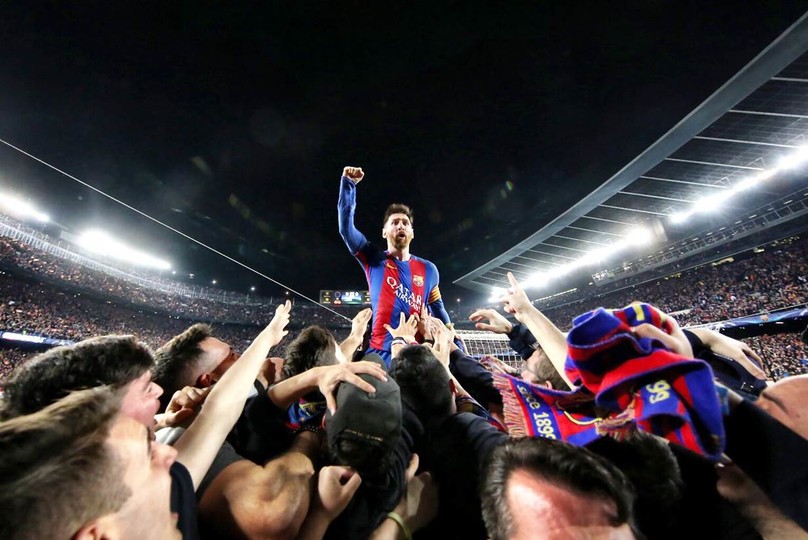 Leo Messi celebrating epic victory against PSG (6-1) at Camp Nou (by FCB)