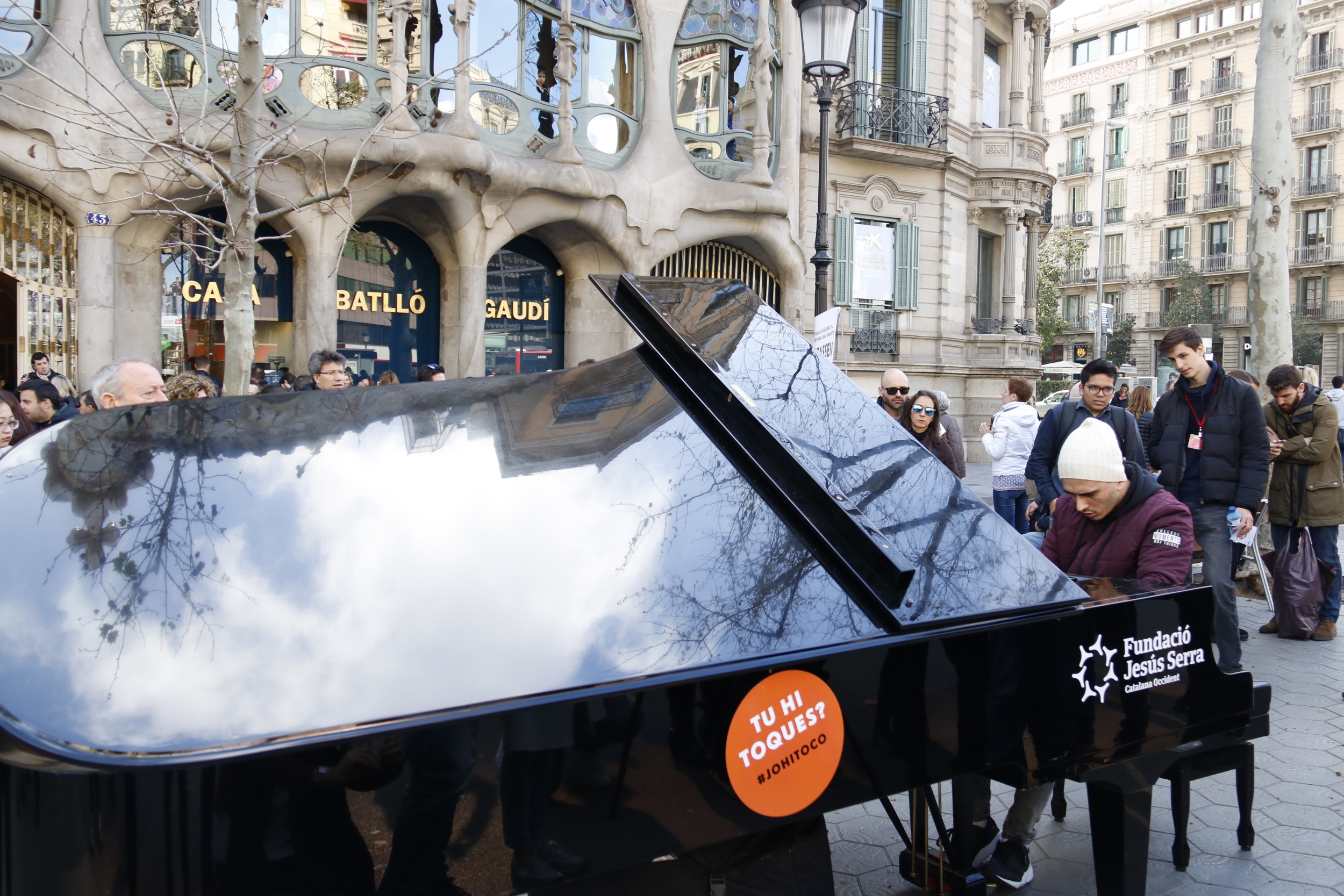A boy playing one of the grand pianos dotted along Barcelona's Passeig de Gràcia (by ACN)