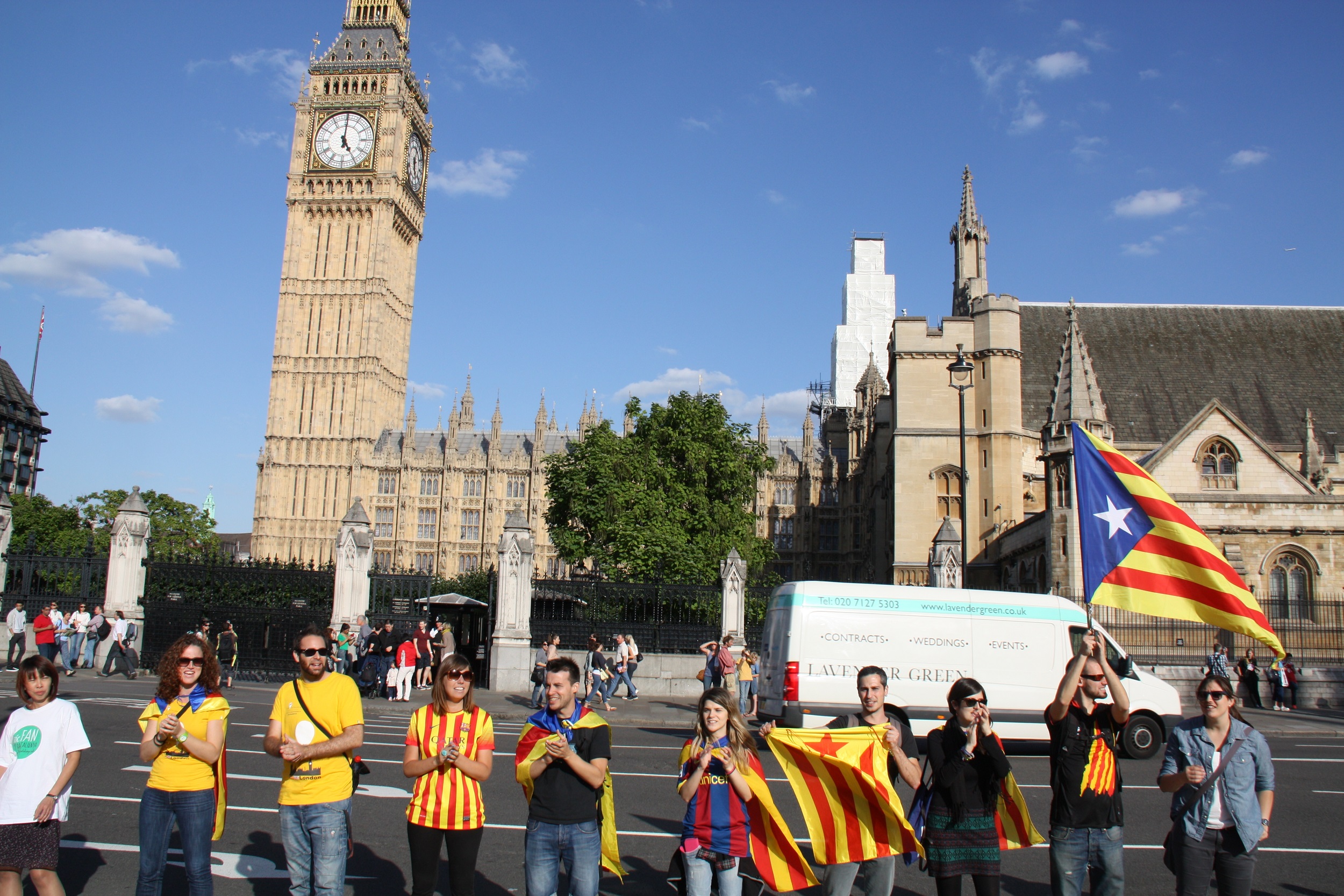 Catalan pro-independence demonstrators in front of the British Parliament on Catalonia's National Day (by ACN)
