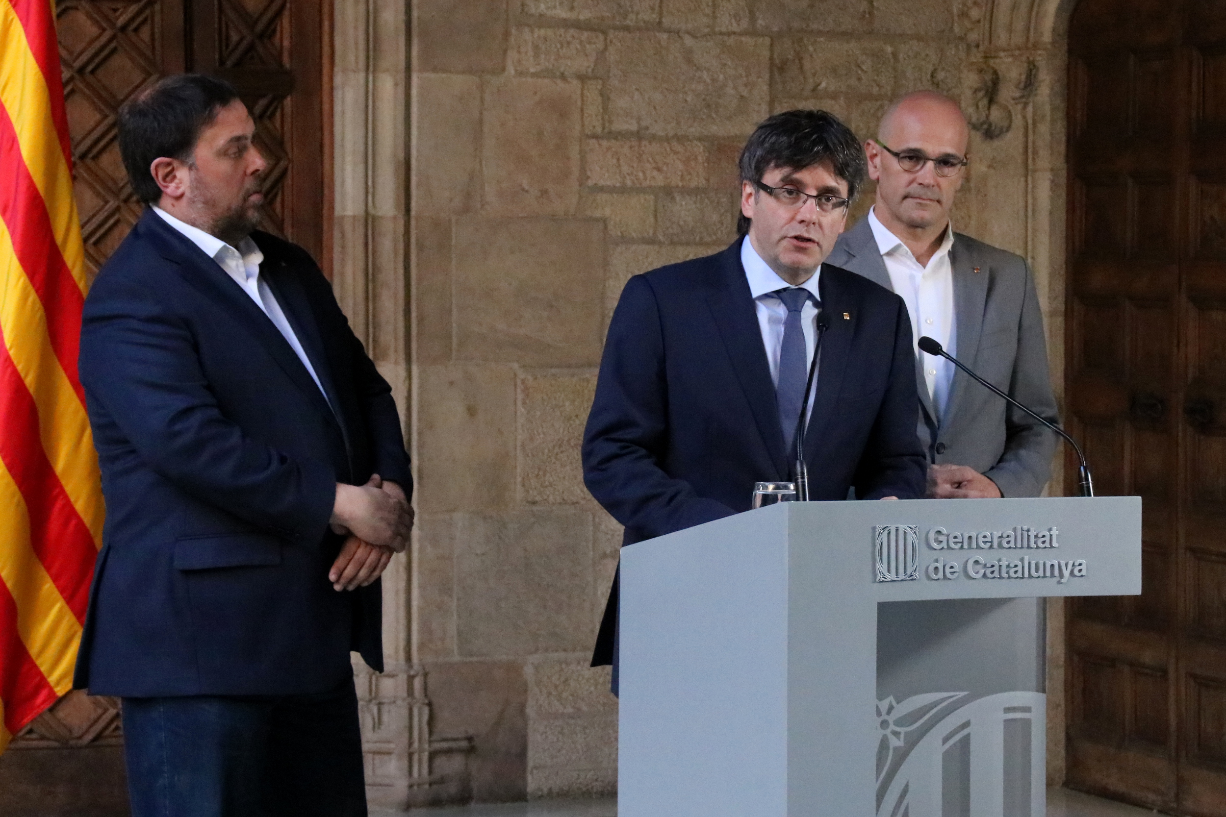 Catalan President, Carles Puigdemont, joined by Catalan Vice President, Oriol Junqueras and the Catalan Minister for Foreign Affairs, Raül Romeva (by ACN)