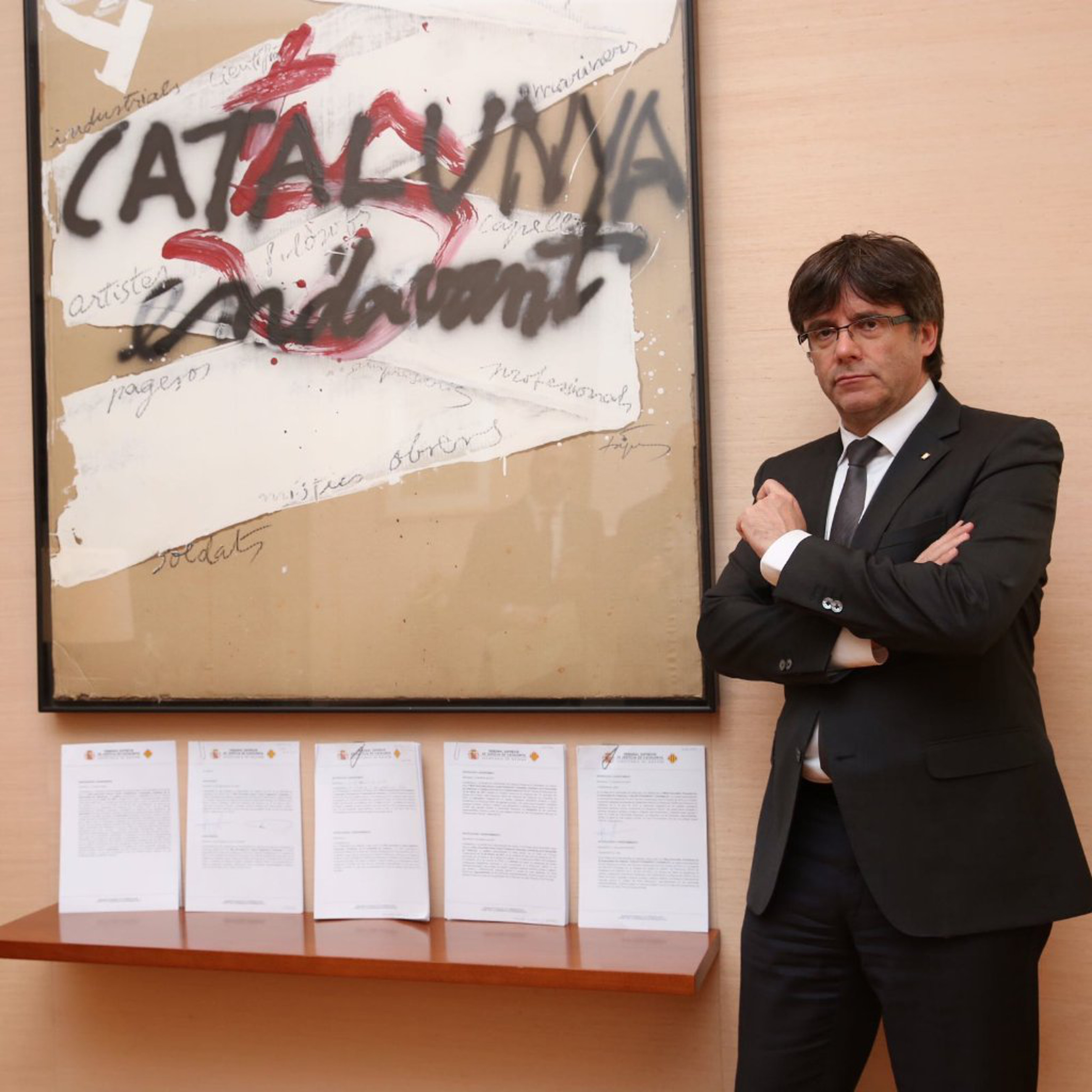 The Catalan President, Carles Puigdemont, with the five letters by the Spanish Constitutional Court (by Govern)