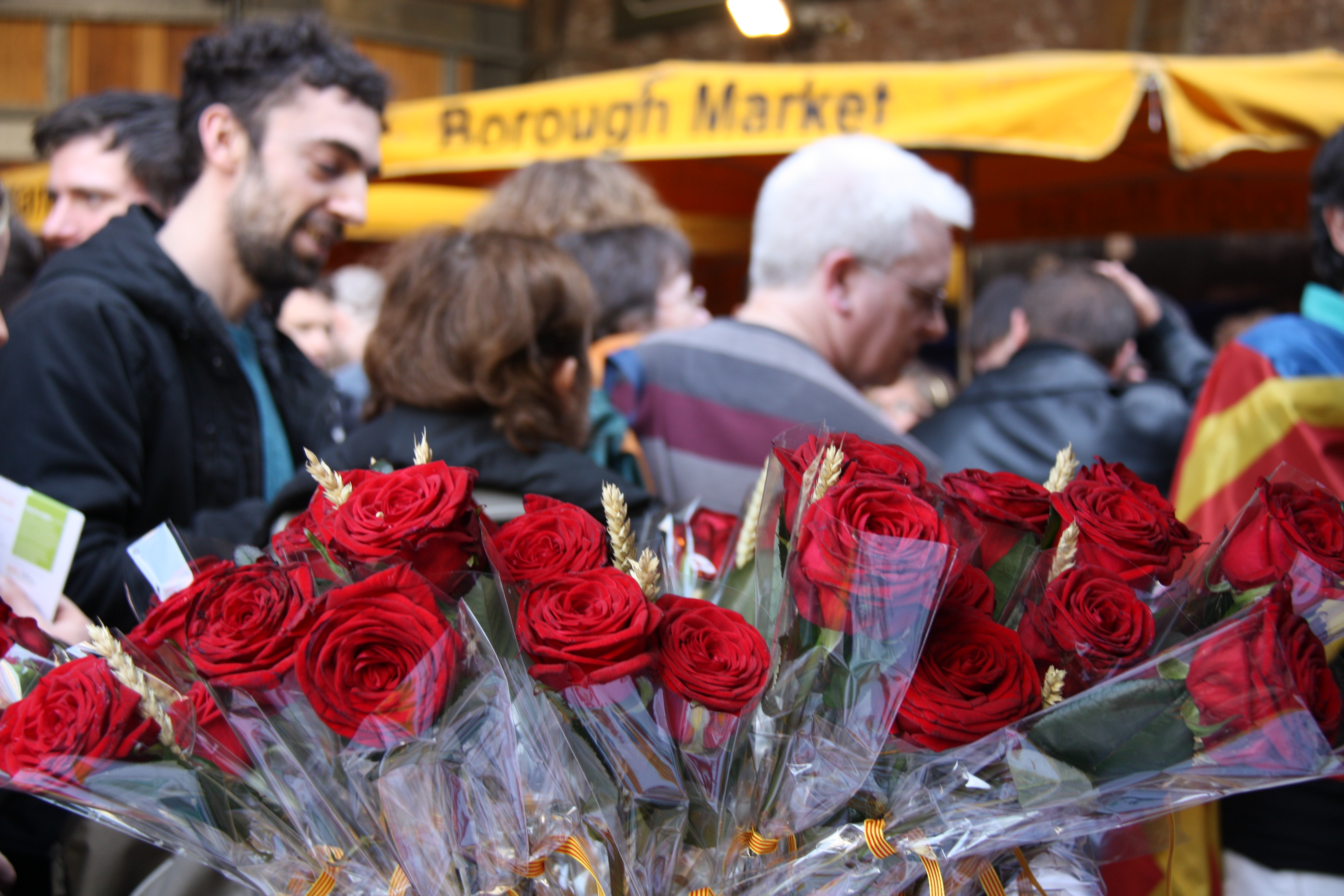 Roses and books to celebrate Sant Jordi's Day at London's Borough Market (by ACN)