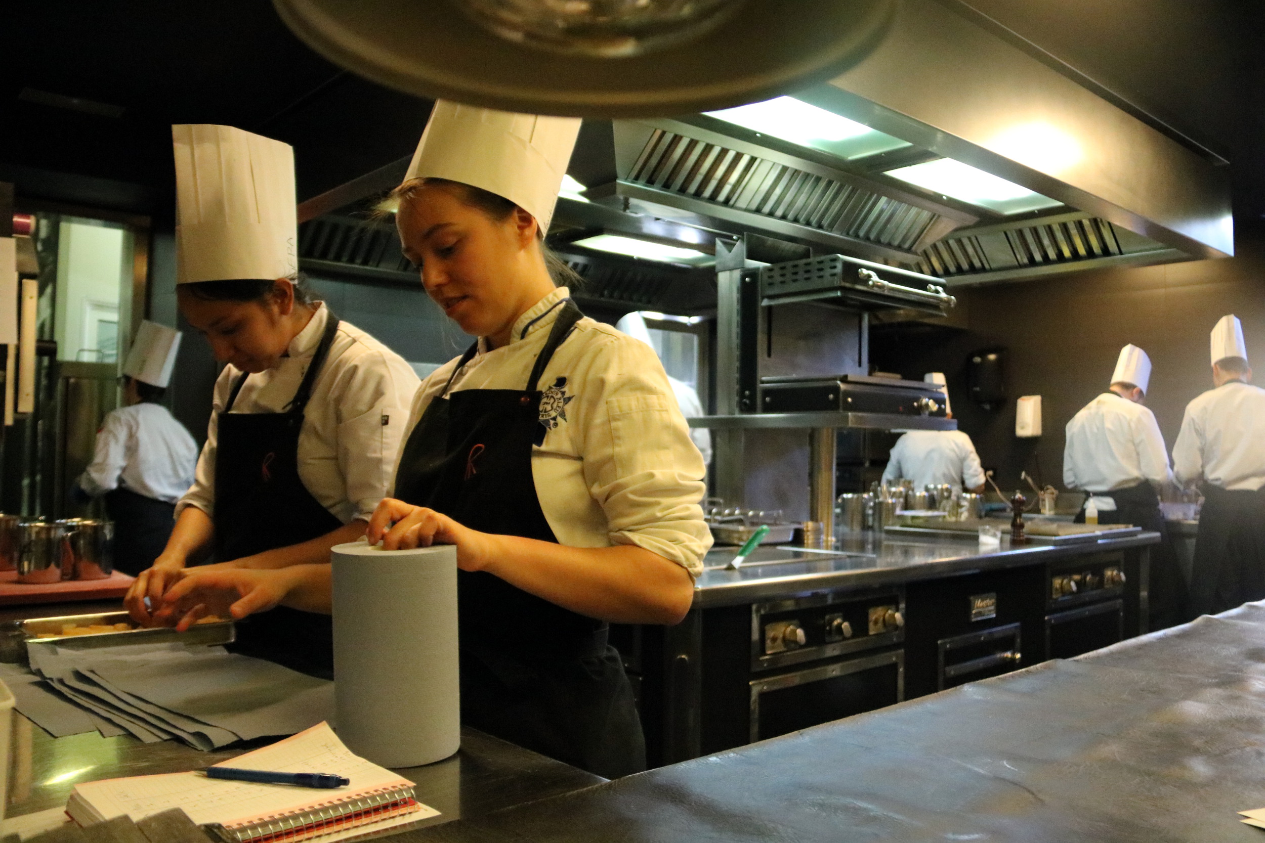 Chefs working at 'El Celler de Can Roca' (by ACN)