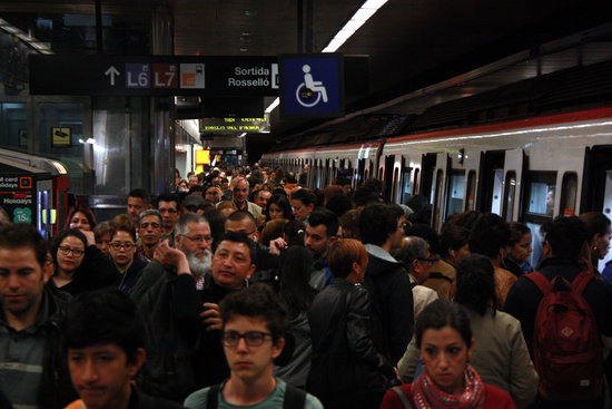Agglomeration at Diagonal Metro station this morning at 7:30  (by Josep Molina)