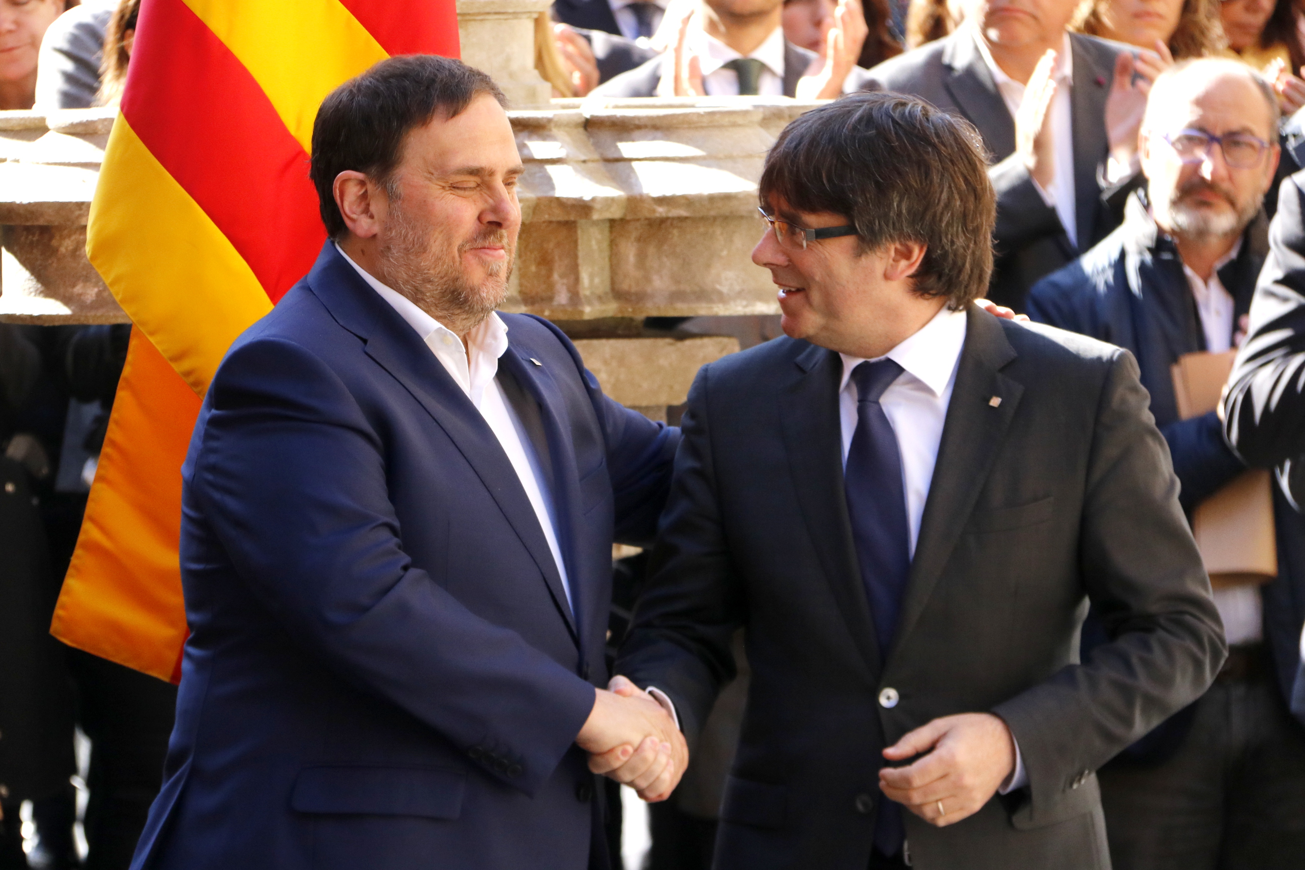 Catalan President, Carles Puigdemont shaking hands with Catalan VP, Oriol Junqueras during the event to emphasize the Government's commitment to call a referendum (by ACN)