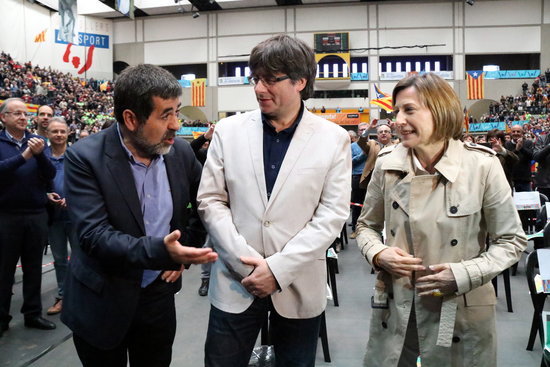 Carles Puigdemont with Carme Forcadell and Jordi Sánchez at the ANC conference (by Núria Julià)