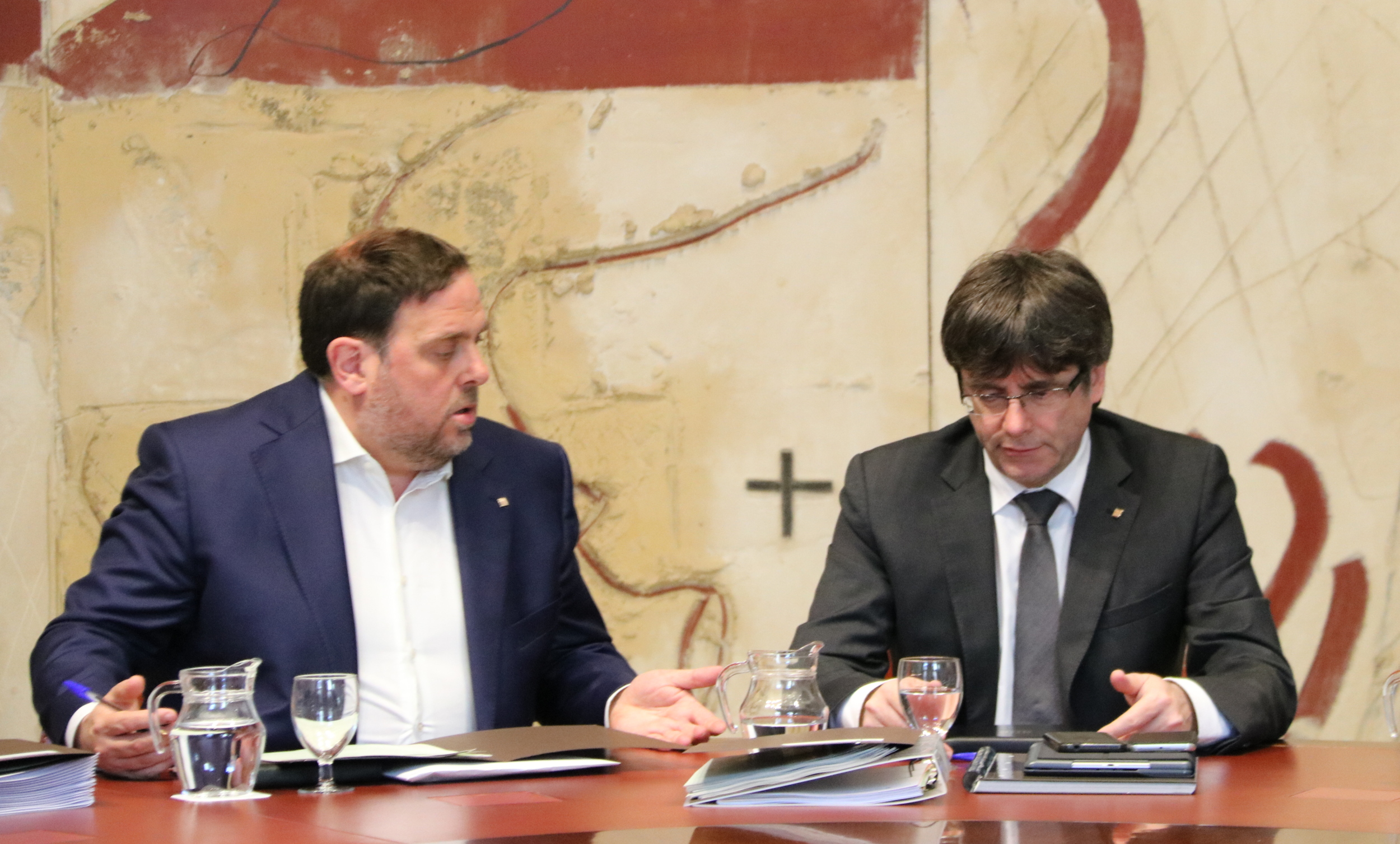 Catalan VP, Oriol Junqueras and Catalan President, Carles Puigdemont, during the exectuive's weekly meeting (by ACN)