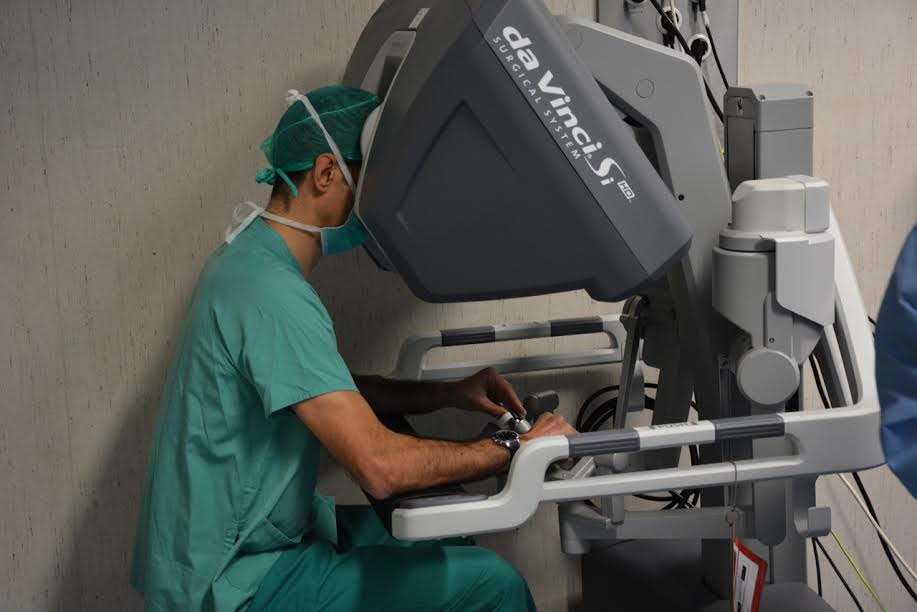 Image of a surgeon using 'Da Vinci' robot (by ACN)